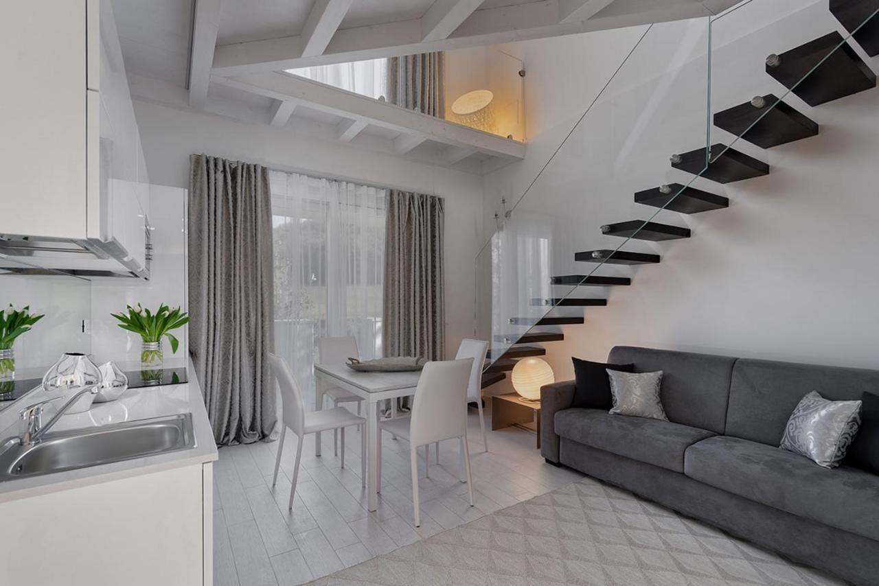 Villa Bianca Luxury Apartments Десенцано дел Гарда Екстериор снимка