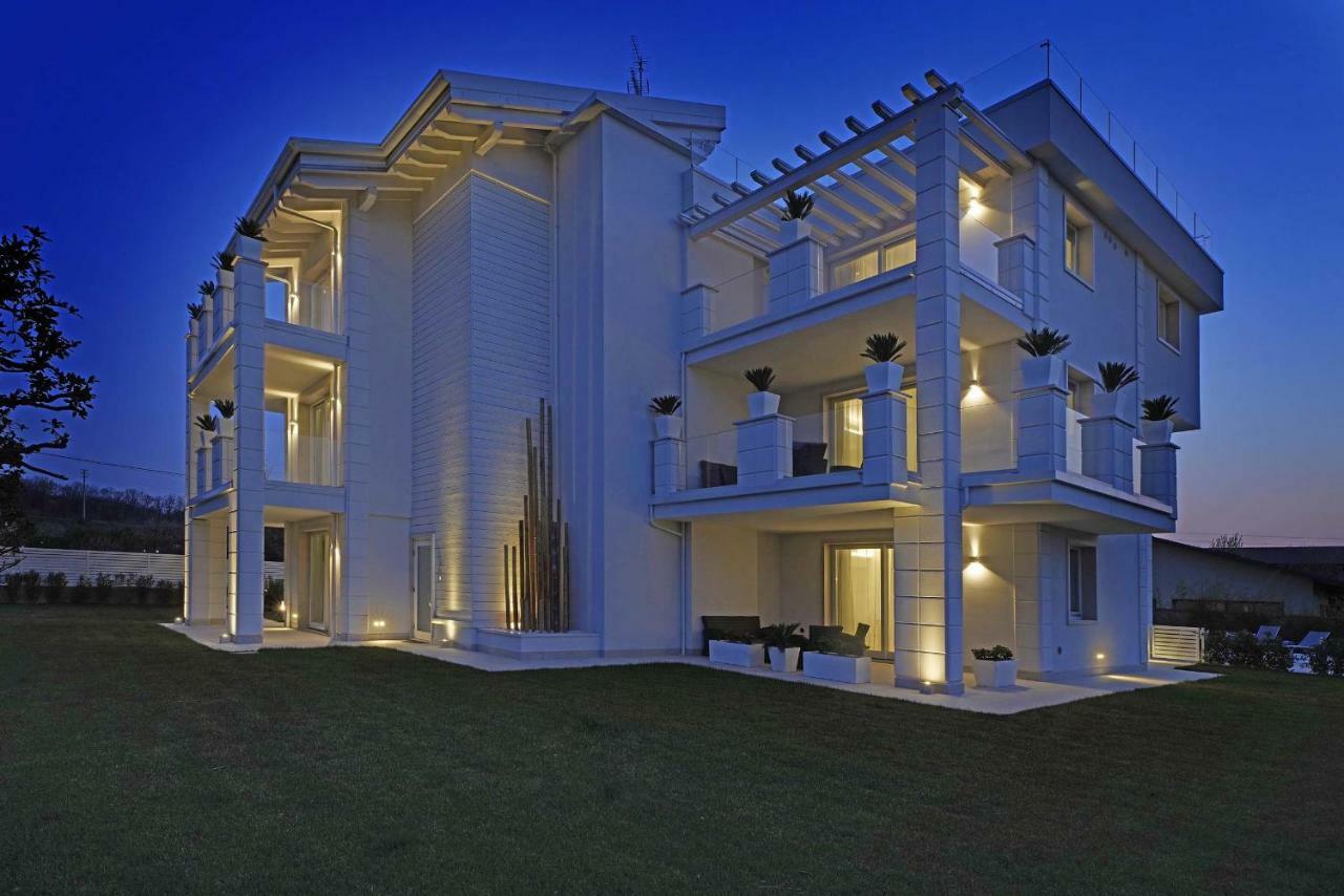 Villa Bianca Luxury Apartments Десенцано дел Гарда Екстериор снимка