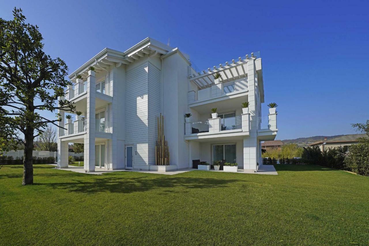 Villa Bianca Luxury Apartments Десенцано дел Гарда Екстериор снимка