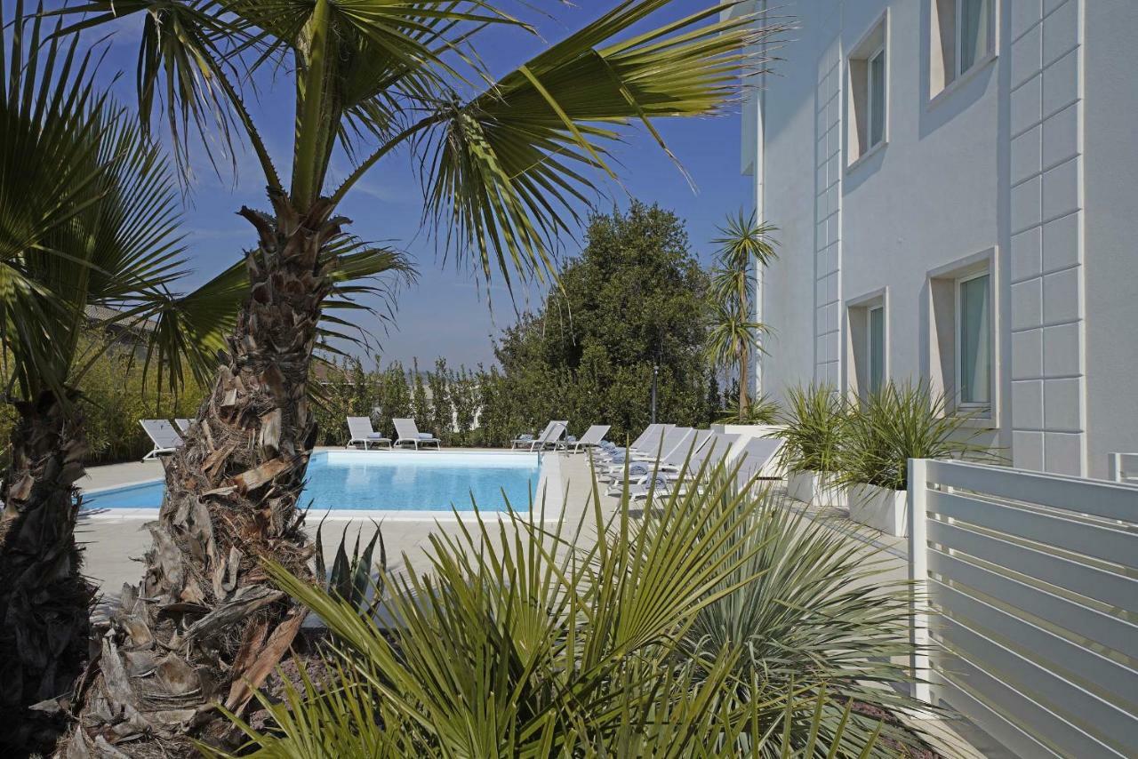 Villa Bianca Luxury Apartments Десенцано дел Гарда Екстериор снимка