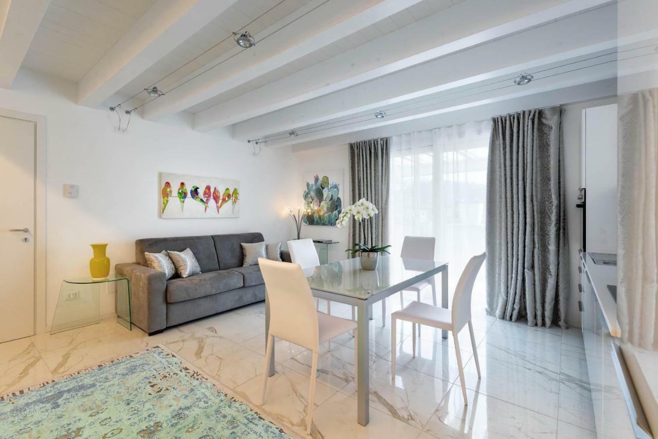 Villa Bianca Luxury Apartments Десенцано дел Гарда Екстериор снимка
