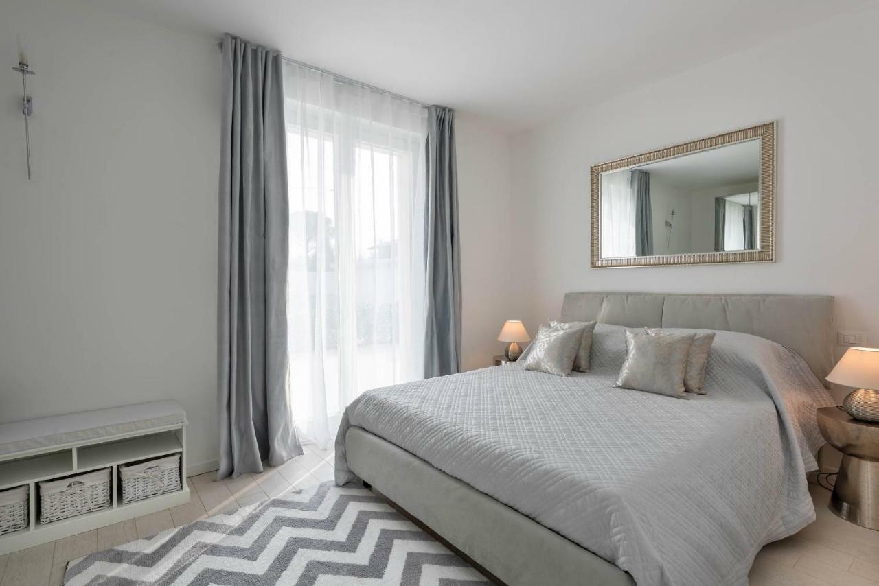 Villa Bianca Luxury Apartments Десенцано дел Гарда Екстериор снимка
