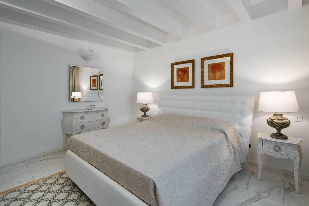Villa Bianca Luxury Apartments Десенцано дел Гарда Екстериор снимка