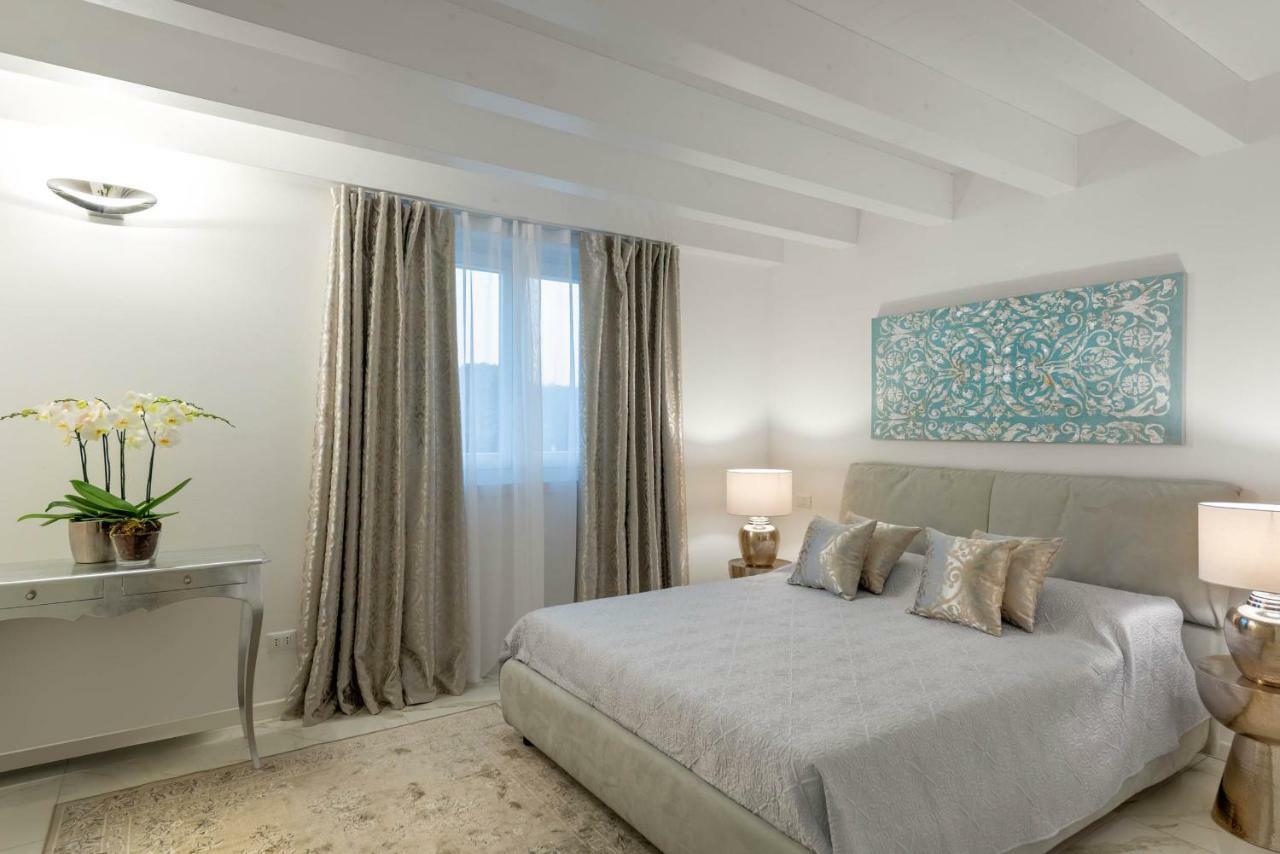 Villa Bianca Luxury Apartments Десенцано дел Гарда Екстериор снимка
